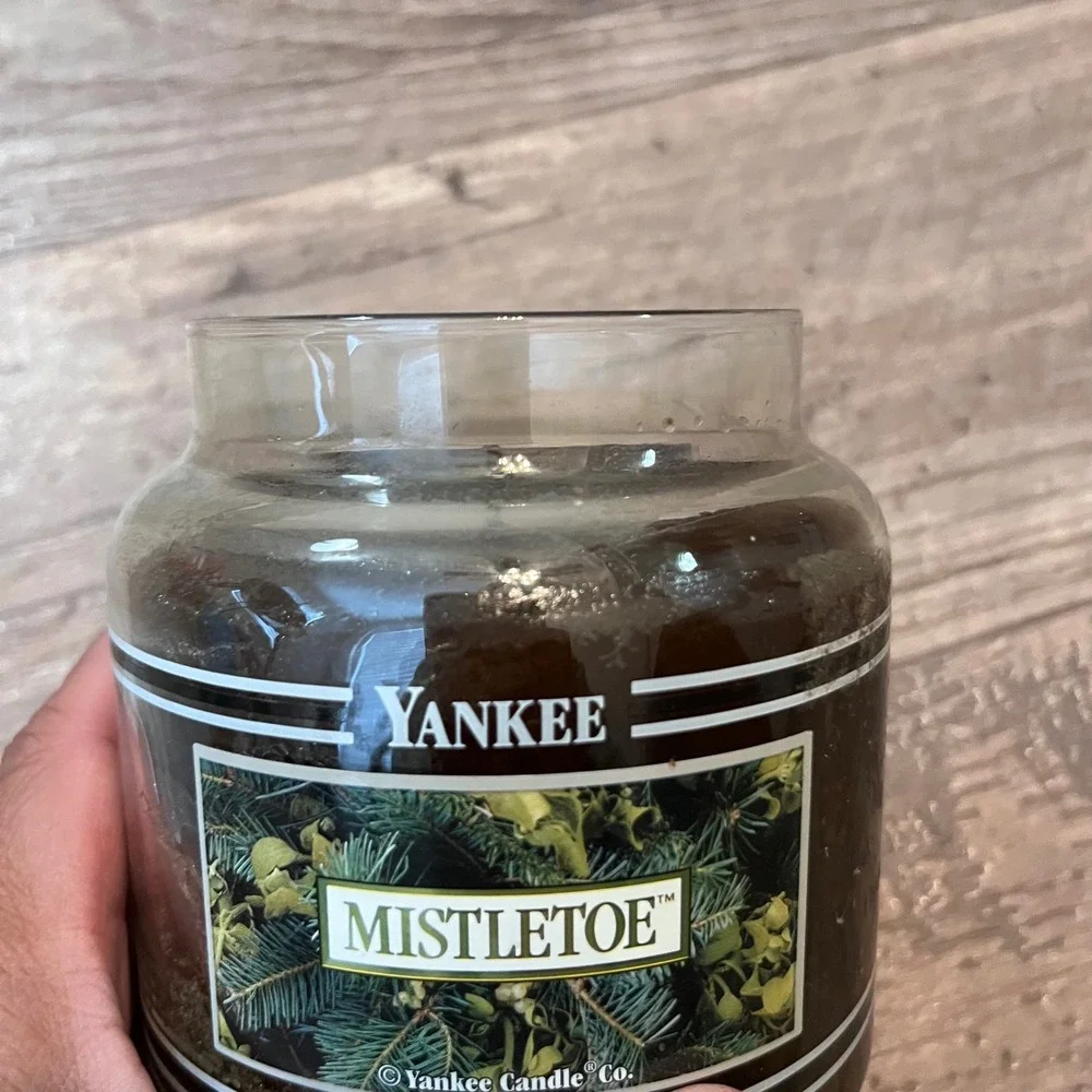 Yankee Candle Mistletoe‎ Housewarmer Scented Jar Candle 14.5 oz Holiday Green